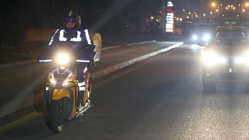 Trabzonlu Bakandan yılbaşı mesaisi! Kaskını taktı yollara düştü